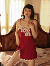 Camisón con tirantes y abertura en V profundo